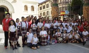 Foto de familia de postulantes, con voluntarios y trabajadores de Cruz Roja
