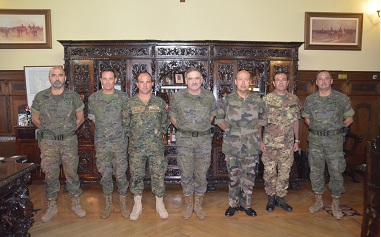 El comandante general recibió a los oficiales extranjeros