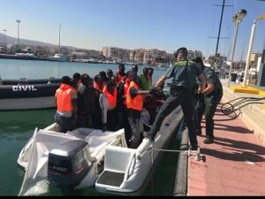 El GEAS dirigió a la embarcación deportiva hasta el puerto deportivo