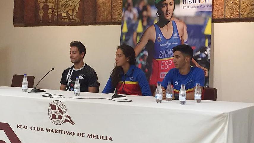 Imagen de la rueda de prensa ofrecida ayer por los triatletas españoles en el Club Marítimo
