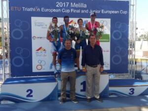 Javier Guillot y Antonio Miranda, junto a los triatletas premiados