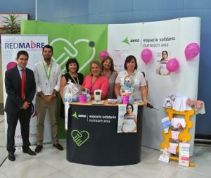 El director del aeropuerto junto a los responsables de Red Madre