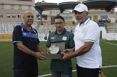 Felipe Sánchez, entrenador del Melistar, a la izquierda de la imagen