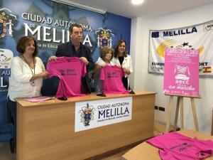 Los promotores de la carrera solidaria con las camisetas de la prueba