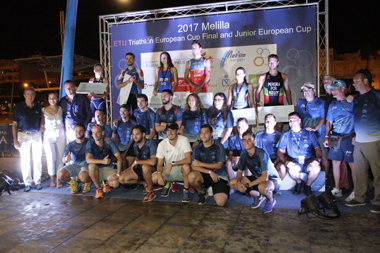 Las autoridades locales, con el equipo de voluntarios de la Federación Melillense de Triatlón
