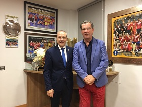 Imagen del encuentro entre el consejero y el presidente de la Federación Española de Balonmano