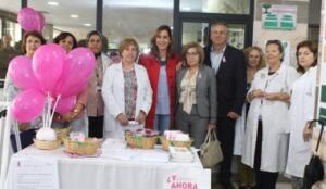 La mesa informativa en la puerta del Hospital Comarcal, un acto que contó con la presencia de la presidenta de la Asociación contra el Cáncer en Melilla, Ana Rodríguez Pérez; la consejera de Presidencia y Salud Pública, Paz Velázquez y el viceconsejero del mismo área, Juan José Torreblanca, entre otras personas.