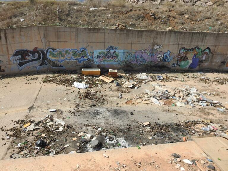 Imagen que aporta Guelaya sobre la suciedad en una cauce de río en Melilla