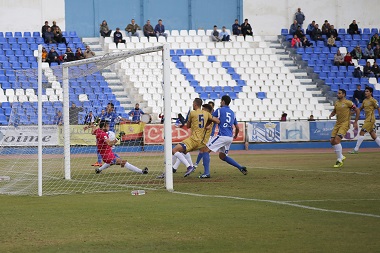 La U.D. Melilla y el Recreativo de Huelva empataron a cero goles la pasada temporada en el Álvarez Claro