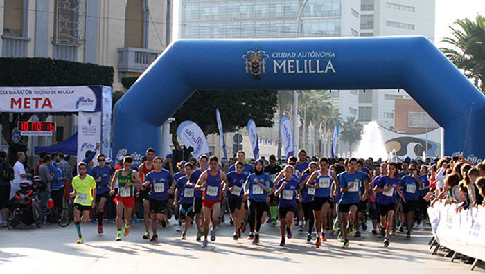 Imagen de la salida de una de las ediciones de la Media Maratón Ciudad de Melilla