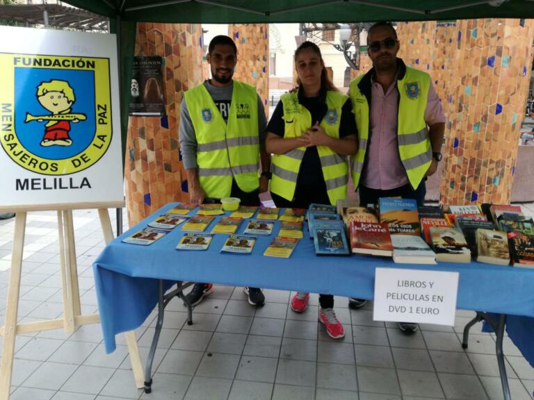 Miembros de la asociación Amigos por la Solidaridad durante su campaña en el centro de Melilla