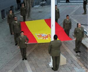 La enseña nacional portada por los militares