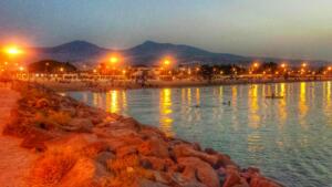 La patera alcanzó el Dique Sur de Melilla sobre las 06.40 horas pero el cadáver no fue hallado hasta cinco horas después en una jornada muy soleada, con gran asistencia a la playa