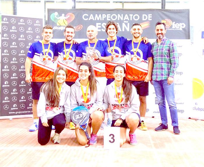 El conjunto melillense, con el trofeo de tercer clasificado del campeonato
