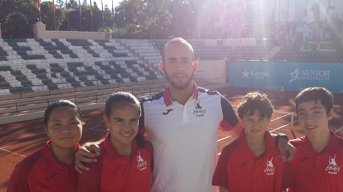 Faysal Hach, director de la Escuela de Tenis de La Hípica, junto a los jóvenes tenistas melillenses