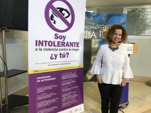 La vieconsejera Isabel Moreno, con el cartel anunciador de las actividades