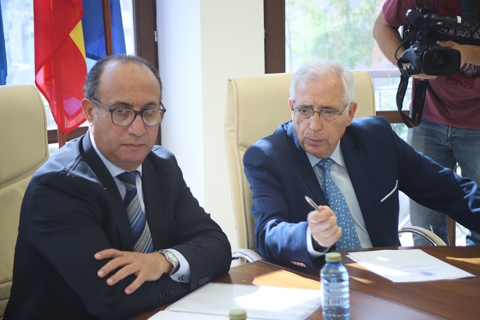 El delegado del Gobierno en Melilla, Abdelmalik El Barkani, ayer con el presidente de la Ciudad Autónoma, Juan José Imbroda (FOTO CRISTIAN CALVO)