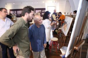 El artista conversa con uno de los alumnos