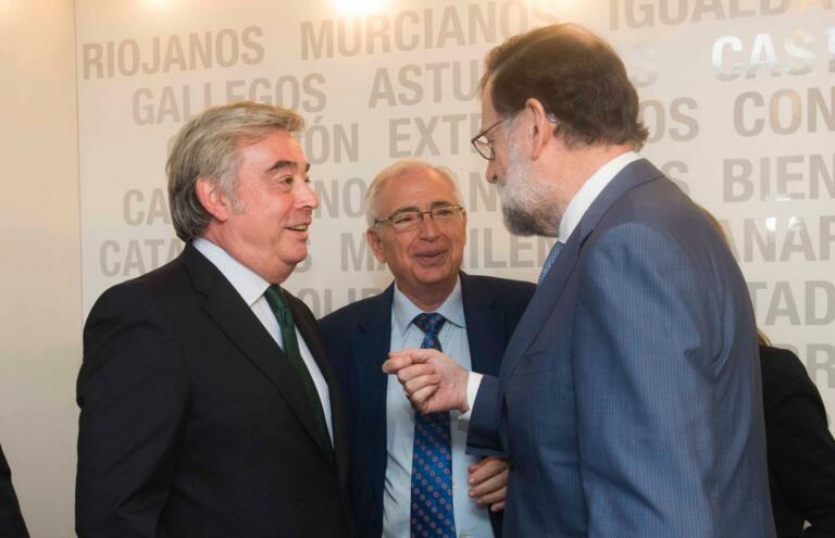 Juan José Imbroda conversando ayer con Rajoy y Barreiro