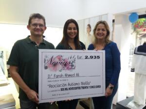 Farah Ahmed entrega el cheque a los representantes de Autismo Melilla