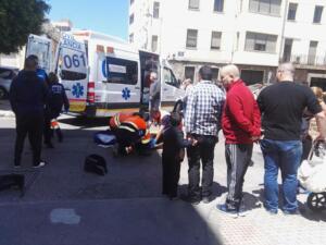 El coche quedó ladeado después de ser golpeado anoche por un todoterreno