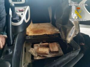 Entre las ropas hallaron dosis de marihuana, hachís y Kiffi, procediendo a su detención por el delito contra la ley de la Seguridad Ciudadana