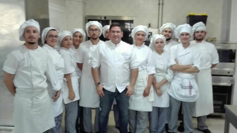 Dani García ayer con cocineros melillenses en el IES JUan Antonio Fernández