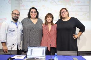 Foto de familia del equipo con la responsable cultural