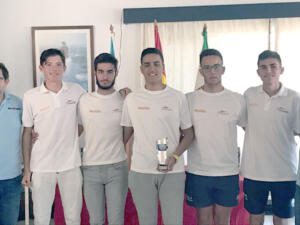 La tripulación el ‘Ciudad de Melilla-Club Marítimo’ recogiendo el trofeo de subcampeón de España