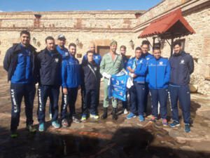 La plantilla entregó una camiseta, una bufanda, un escudo y una chapa del club melillense al capitán Roberto Moronta