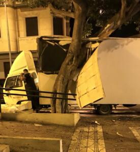 Estado en el quedó la camioneta atrapado al árbol