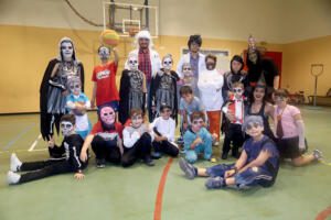Foto de familia de la jornada de Halloween del Melilla Balonces