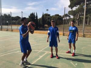 El capitán Mahanan se prodiga en el baloncesto