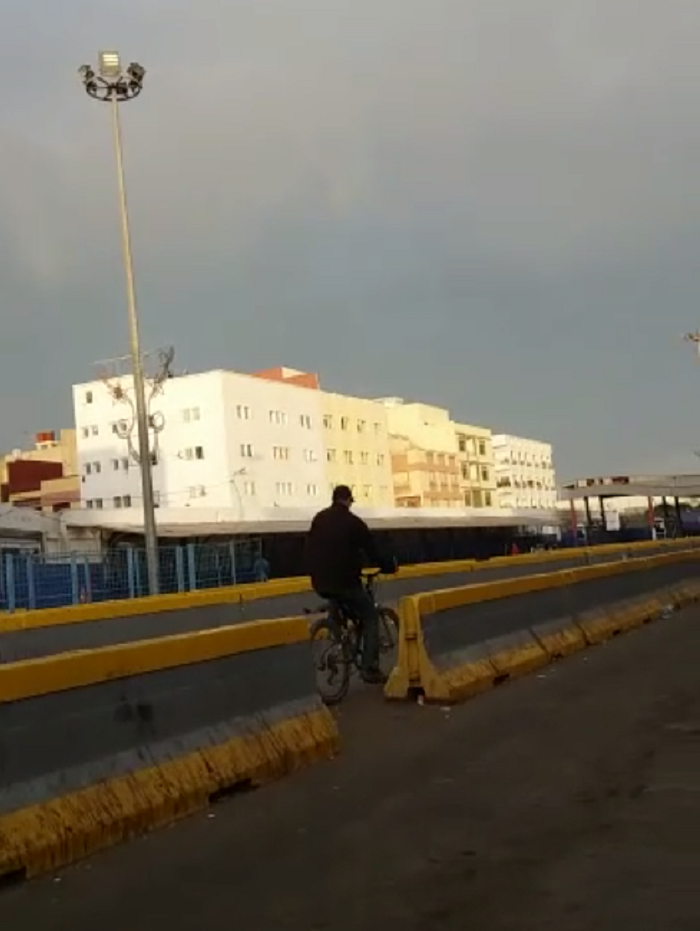 Captura del vídeo grabado por Mohamed Abdelkader, en el que se aprecia la frontera desierta