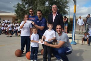 Al conluir la visita repartieron las entradas para el encuentro de mañana