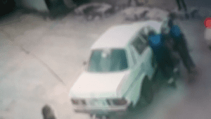 Captura del vídeo donde los agentes golpean a un hombre