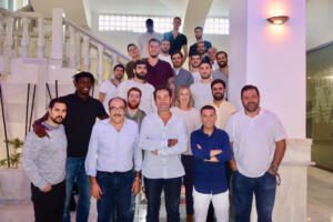 Foto de familia de los asistentes a la comida