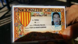 En estas imágenes, el anverso y el reverso del supuesto carne catalán presentado en la frontera que, según apuntan, no sería delito porque el DNI no es real