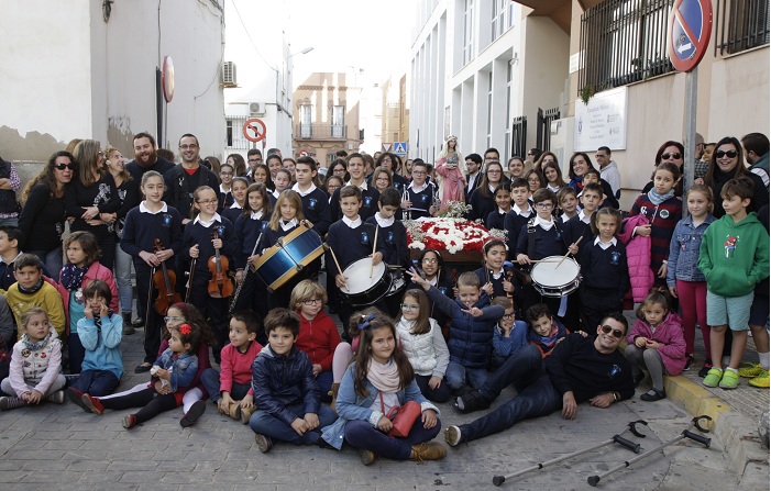 Este año la procesión de Santa Cecilia ha contado con un grupo muy numeroso de aficionados a la música