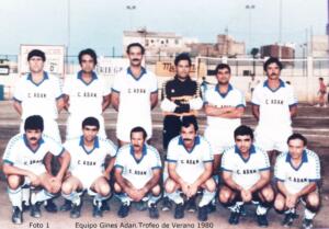 Foto 1. Equipo Ginés Adán- Campo del Tesorillo Trofeo de Verano, año 1980. Alineación, de pie de arriba izqda. 1.-Sebas, 2.-Ramón (DEP), 3.-Alejandro, 4.-Esco, 5.-Urdiales, 6.-Esco, agachados 7.-Pedro, 8.-Aomar Salah, 9.-Pascual, García Martínez, 10.-(X), 11.-Lázaro y 12.- Pitartch "Pitá".
