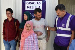 Momento de la entrega de las llaves a una de la familias