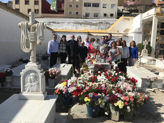 Representantes de la Casa de Aragón junto a familiares de Benito, ante su sepulcro