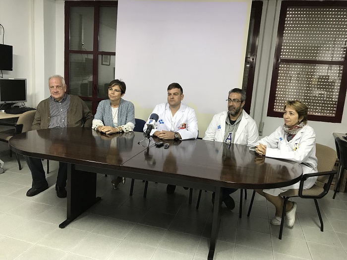 En el centrol, el doctor José David Fernández, junto a representantes de Ingesa y personal sanitario