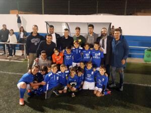 Los benjamines de la U.D. Melilla posaron orgullosos junto a su copa de campeones
