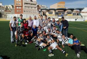 El River Melilla posando con la copa de campeones