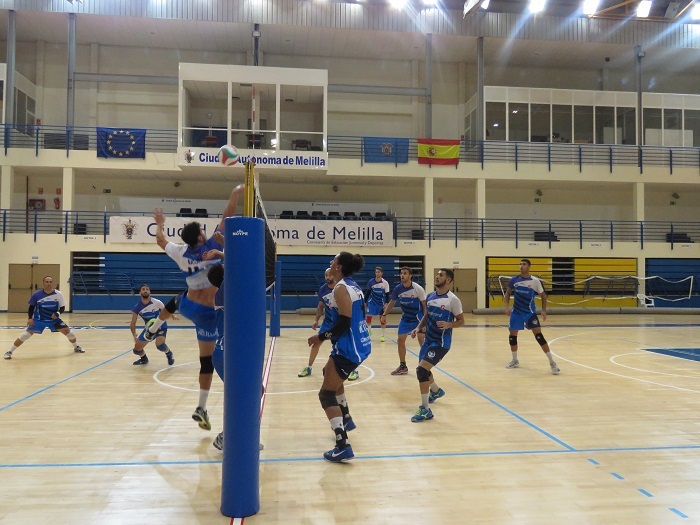 Los jugadores del Club Voleibol Melilla, en una de las sesiones de entrenamiento