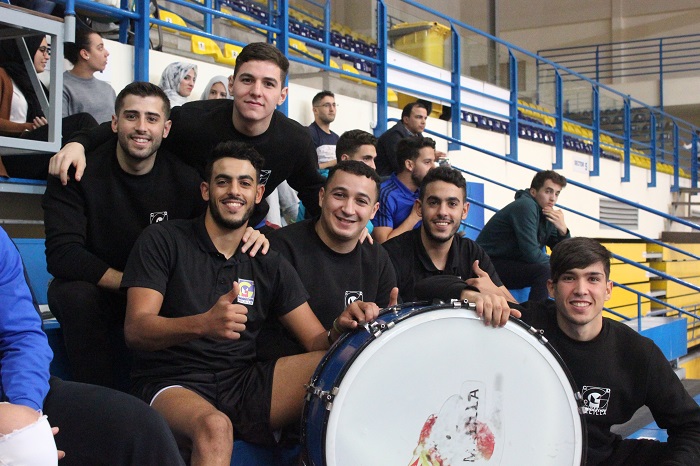 Los jugadores del C.D. Gimnástico Melilla animaron al Club Voleibol Melilla desde las gradas