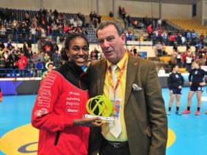 Alexandrina Cabral, mejor jugadora del partido entre España y Argentina, recibió el trofeo de manos del consejero Antonio Miranda