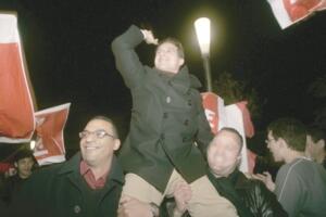 Nordin Abdel Lah y Mohamed Mehdi (pixelado) aupando a Gregorio Escobar en el año 2008