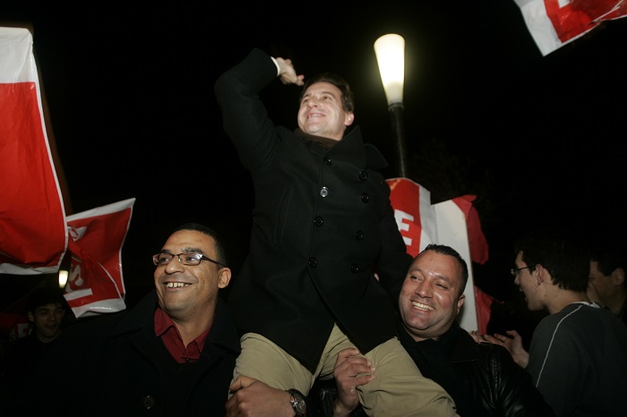 Nordin Abdel-lah (abajo a la izquierda) aúpa a Gregorio Escobar, candidato del PSOE en 2008